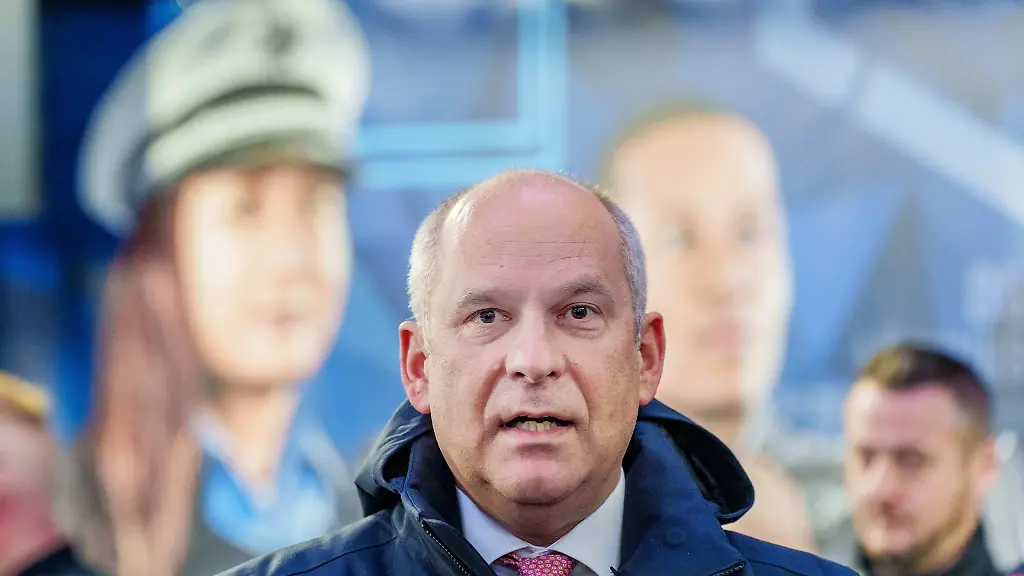 Innenminister-Roman-Poseck-CDU-besuchte-am-Sonntag-die-Einsatzkraefte-in-Weilburg