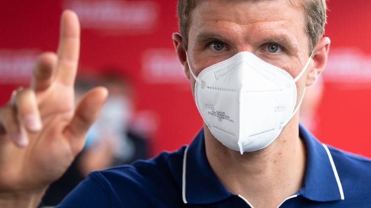 Thomas Müller war zu Gast bei der Eröffnung eines Möbelhauses.