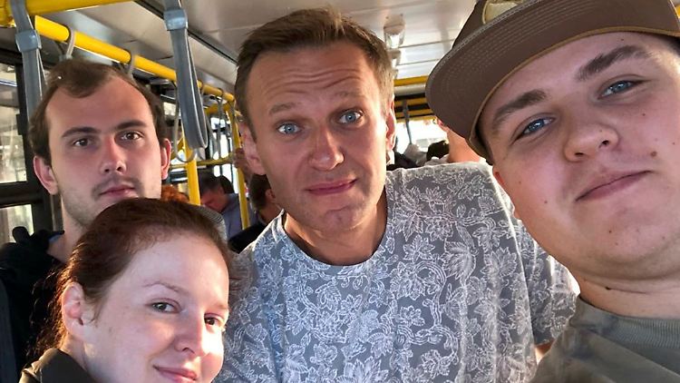 Dieses Selfie zeigt Alexej Nawalny (Mitte) unmittelbar vor dem Abflug in Tomsk. Wenig später brach er in einem Flieger zusammen.