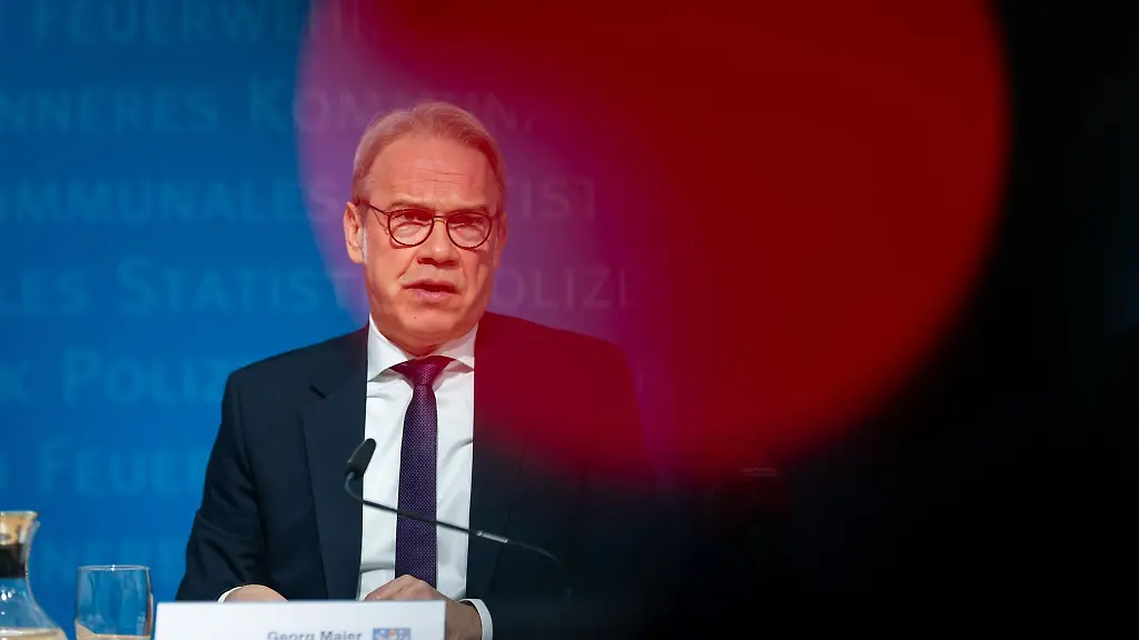 Thueringens-Innenminister-Georg-Maier-SPD-zeigt-sich-besorgt-angesichts-gestiegener-Zahlen-politisch-motivierter-Straftaten
