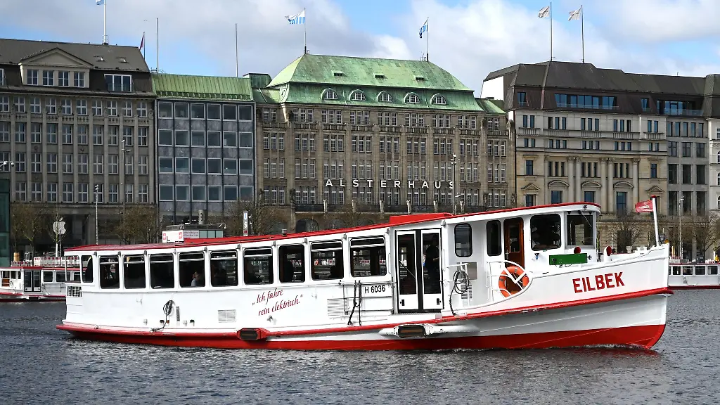 Die-Alsterdampfer-fahren-wieder-Und-eines-der-18-Schiffe-ist-elektrisch-mit-Batterieantrieb-unterwegs-der-Dampfer-Eilbek