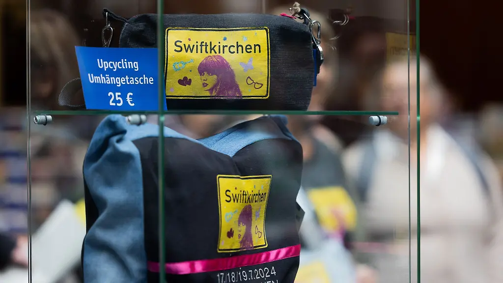 Diverse-Artikel-von-Kissenbezuegen-bis-hin-zu-Kulturbeuteln-werden-als-Swiftkirchen-Produkte-verkauft