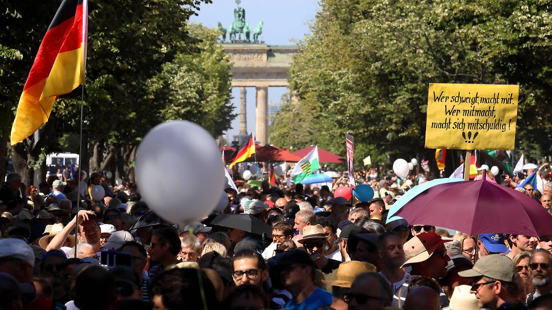Die erste Corona-Demo in Berlin sorgt weiterhin für Gesprächsstoff.