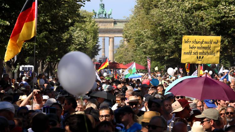 Bei der Demo am 1. August in Berlin trugen Demonstranten nur sehr vereinzelt einen Mund-Nasen-Schutz und hielten keinen Abstand zueinander.