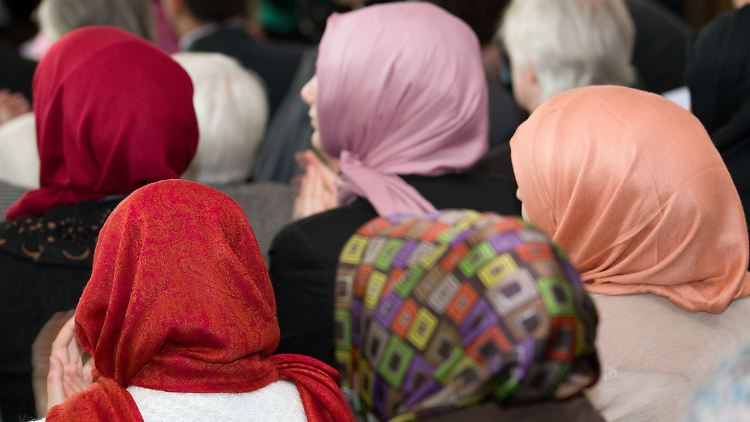 Eine Lehrerin hat gegen das Land Berlin geklagt, weil sie wegen ihres Kopftuchs nicht eingestellt wurde.