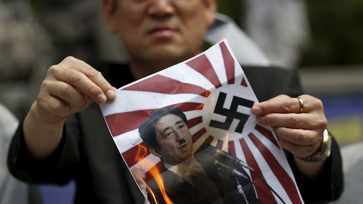 Immer wieder wird bei Demos (hier 2015) Premier Abe als Hitler dargestellt - in Südkorea gibt es starke nationalistische, anti-japanische Strömungen.