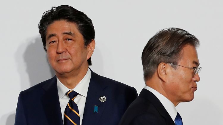 Eiszeit beim G20-Gipfel 2019 in Osaka: Abe (l.) und Moon gaben sich kurz die Hand, bilaterale Gespräche fanden jedoch nicht statt.