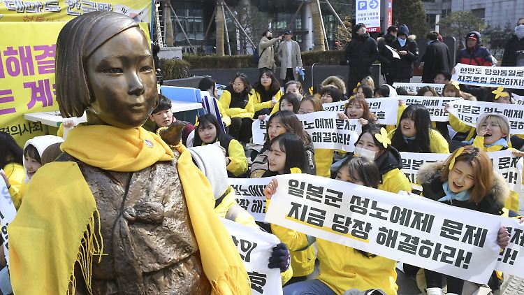 Seit den 90er-Jahren demonstrieren Aktivisten wöchentlich vor der japanischen Botschaft in Seoul für die "Trostfrauen" - die Statue löste diplomatischen Streit aus.