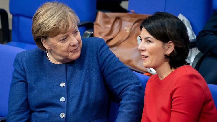 Merkel und Baerbock im Gespräch (Archivbild)