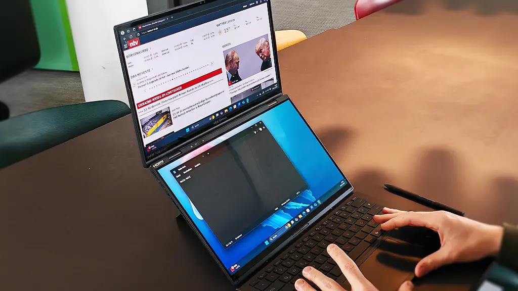 Spannender-Formfaktor-Kann-das-Asus-Zenbook-Duo-mit-seinem-Doppel-Bildschirm-im-Test-ueberzeugen