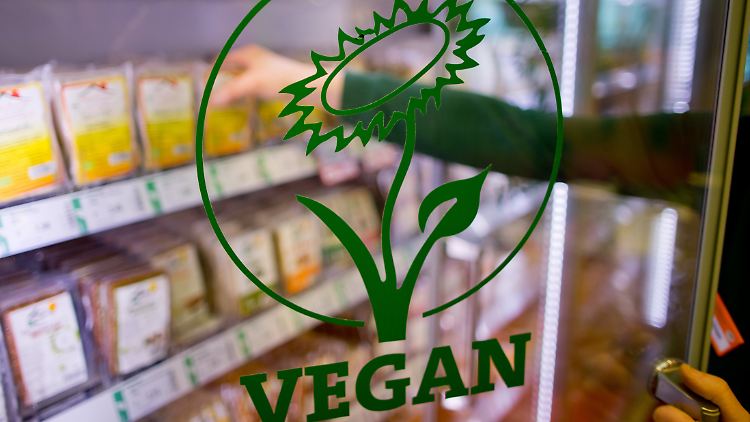 Im Supermarkt greifen Kunden vermehrt zu veganen Alternativen.