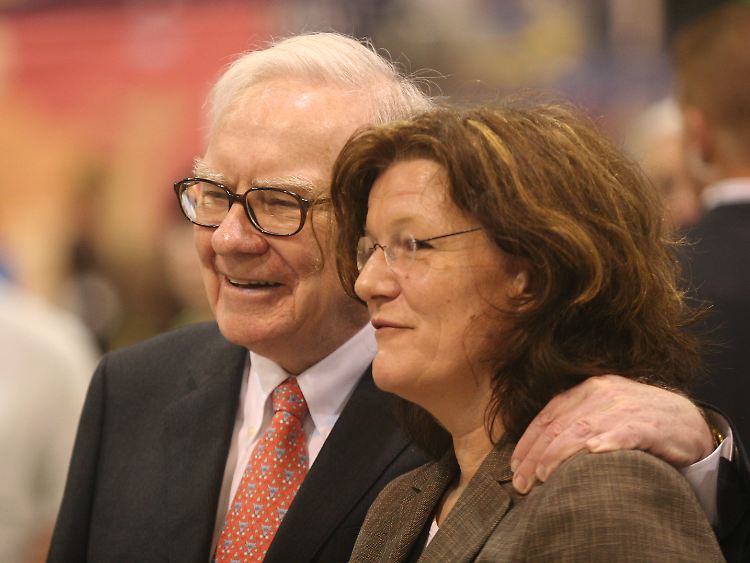 Gisela Baur ist promovierte Volkswirtin und freie Autorin. Warren Buffett lernte sie 1997 kennen. In den folgenden Jahren führte sie regelmäßig Interviews mit ihm - lange Zeit als einzige Journalistin außerhalb der USA.
