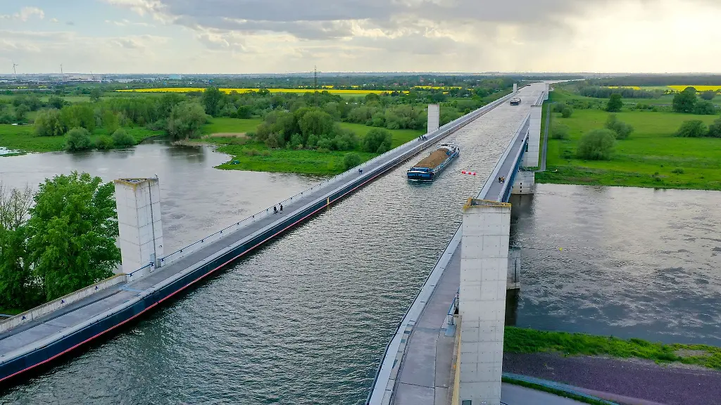 Die-Trogbruecke-des-Mittellandkanals-fuehrt-in-der-Naehe-von-Magdeburg-ueber-die-Elbe