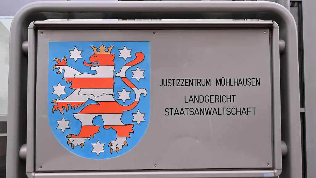Die-zwei-vor-dem-Landgericht-Muehlhausen-angeklagten-mutmasslichen-sogenannten-Reichsbuerger-Raedelsfuehrer-sollen-Thueringer-Behoerden-ueber-Jahre-mit-Droh-und-Erpressungsschreiben-ueberzogen-haben