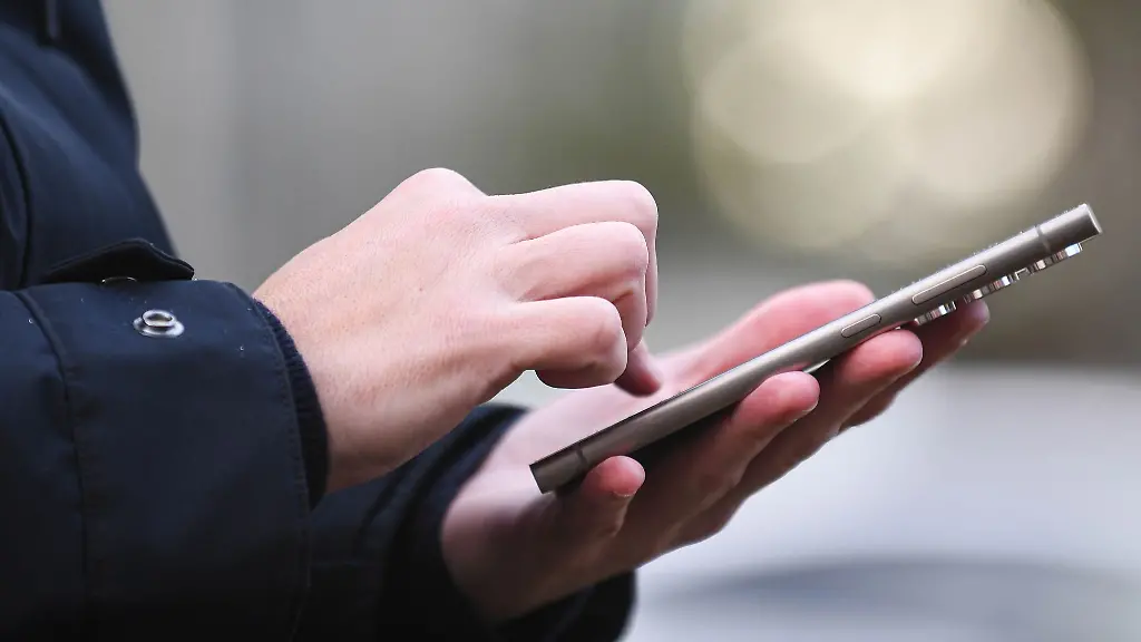 Wer-kein-Diensthandy-hat-nutzt-vielleicht-auch-mal-ein-privates-Geraet-um-beruflich-auf-dem-Laufenden-zu-bleiben