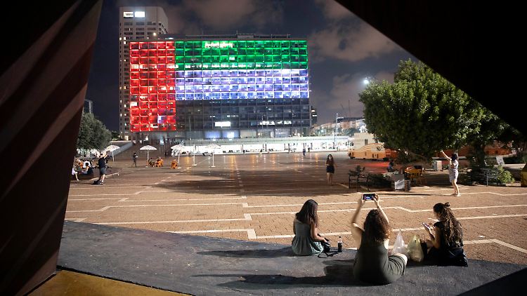 Das Rathaus von Tel Aviv wird mit der Flagge der Vereinigten Arabischen Emirate beleuchtet.