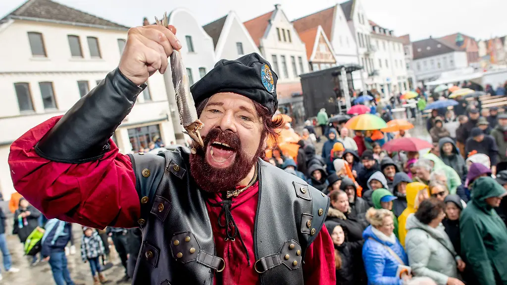 Mehr-als-500-Brote-und-etwa-1-600-Heringe-sind-bei-der-traditionellen-Laetare-Spende-in-Verden-verteilt-worden