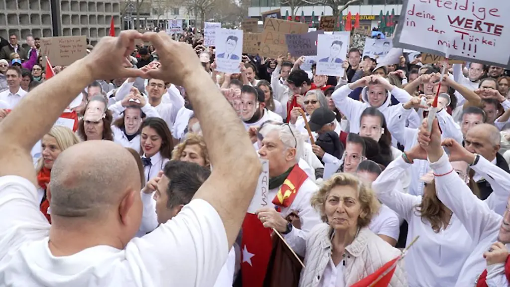 Demonstranten-protestieren-in-Berlin-gegen-die-Verhaftung-des-Istanbuler-Buergermeisters