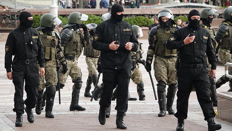 Sicherheitskräfte in Minsk am Rande einer Demonstration.