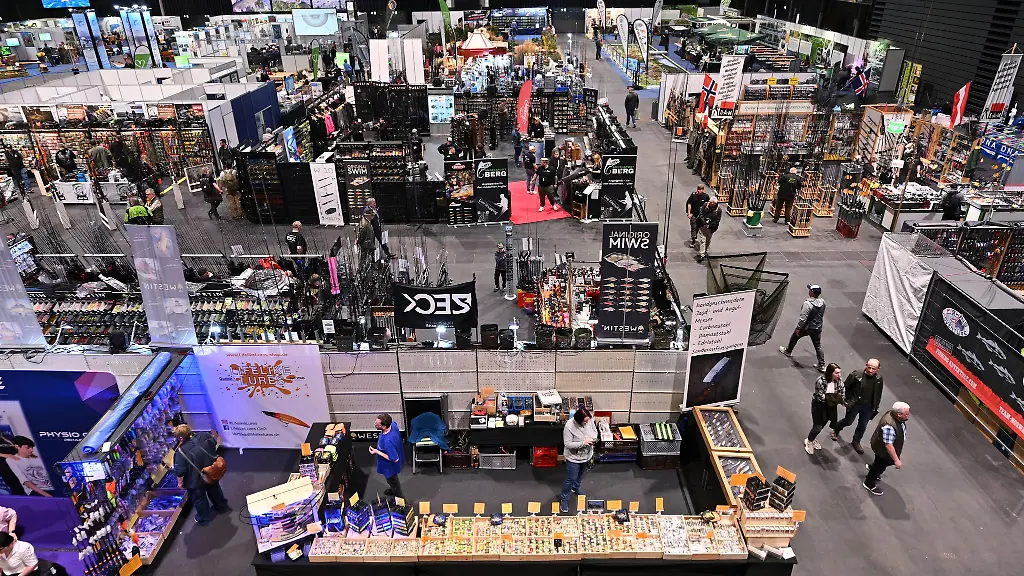 Fuer-die-Besucher-gab-es-Ausstellungs-Verkaufs-und-Informationsstaende-ebenso-wie-ein-Fachprogramm-Shows-und-Wettbewerbe