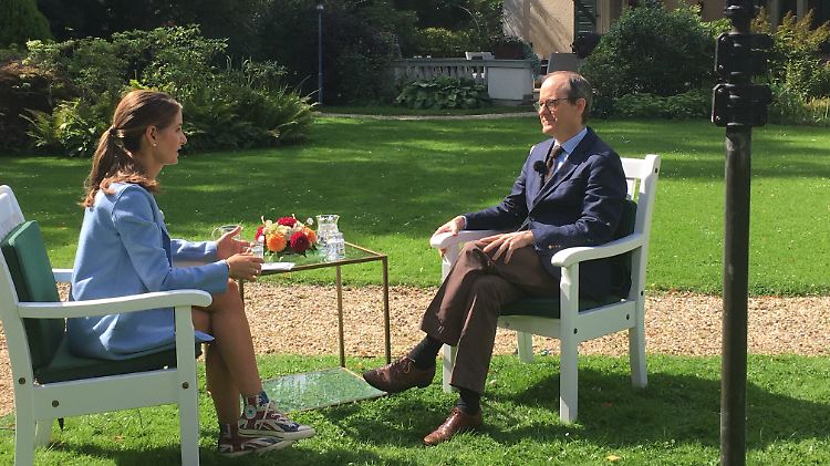 Sir Sebastian Wood und Tanit Koch im Garten der britischen Residenz.