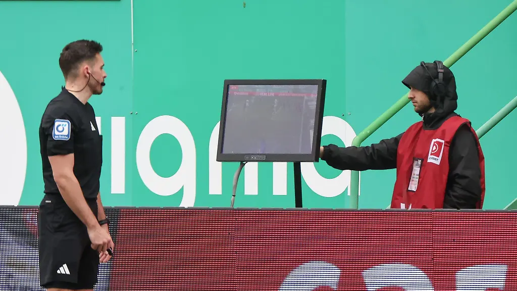 Stand-mit-Durchsagen-auch-im-Fokus-Schiedsrichter-Tom-Bauer