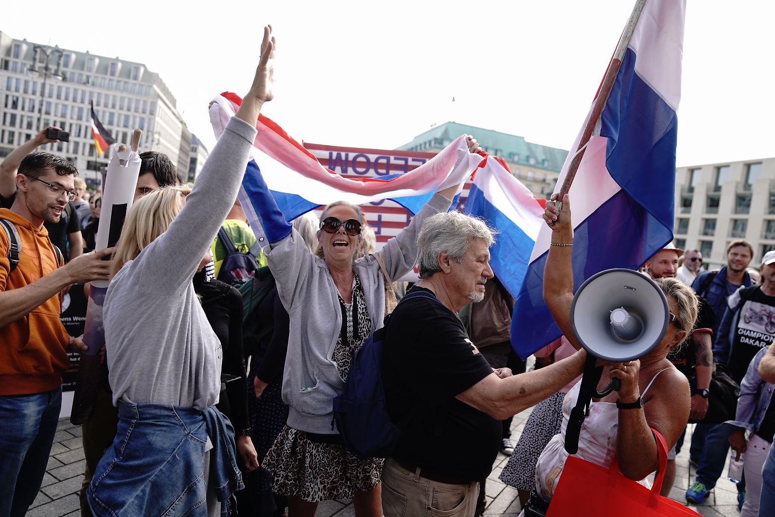 Sie rufen "Widerstand!" und "Wir sind das Volk!". 