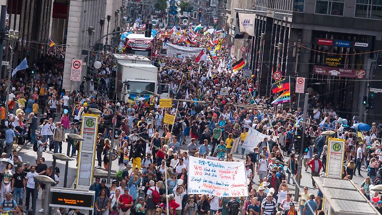 Eine Berliner Staatsanwältin soll bei einer sogenannten Querdenken-Demonstration versucht haben, eine Polizeikette zu durchbrechen.