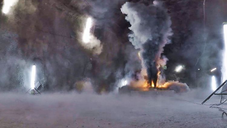 Das Batteriemodul eines Elektroautos entwickelt beim Brand große Mengen von Ruß, in dem sich giftige Metalloxide befinden.