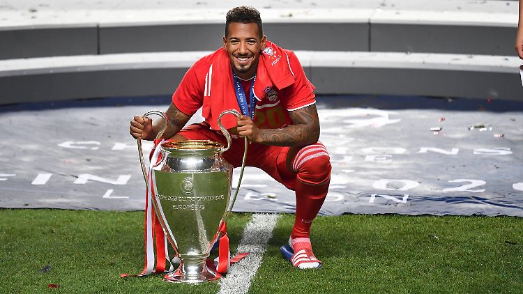Zweifach-Triple-Sieger: Boateng gewann mit dem FC Bayern zum zweiten Mal nach 2013 drei Titel in einer Saison.
