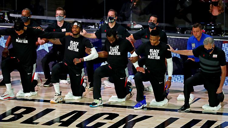 NBA-Teams wie Houston Rockets knien während der Hymne, auf ihren Shirts steht: "Black Lives Matter".