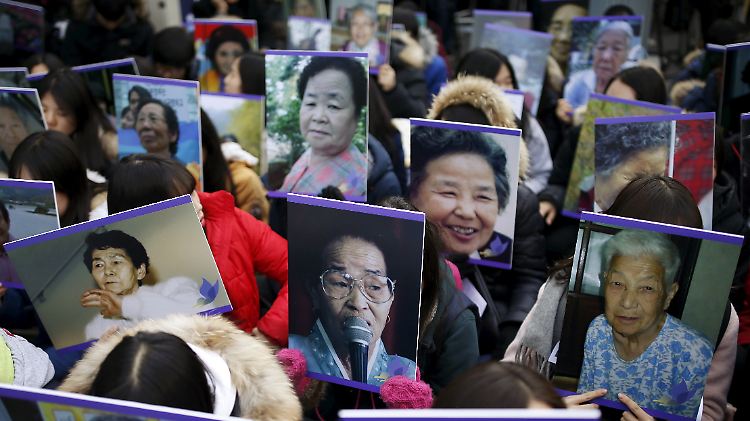 Aktivisten in Seoul halten Bilder von Frauen, die im Zweiten Weltkrieg von Japan zur Prostitution gezwungen wurden.