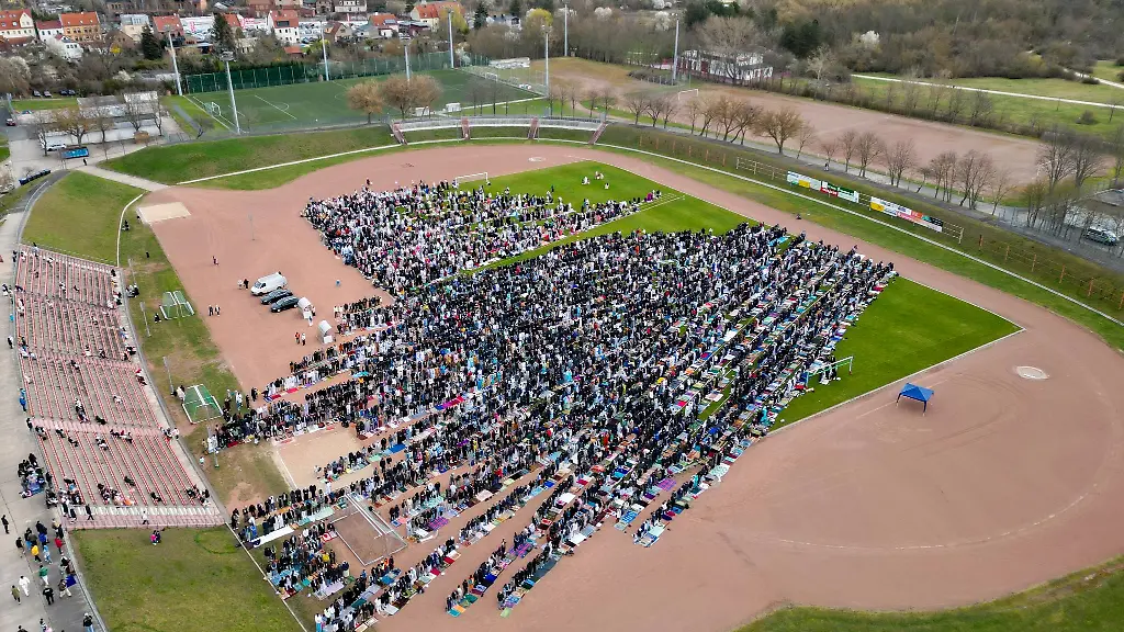 In-einem-Stadion-in-Halle-Saale-sind-mehrere-Tausend-Muslime-zusammengekommen-um-das-Ende-des-Fastenmonats-Ramadan-zu-feiern