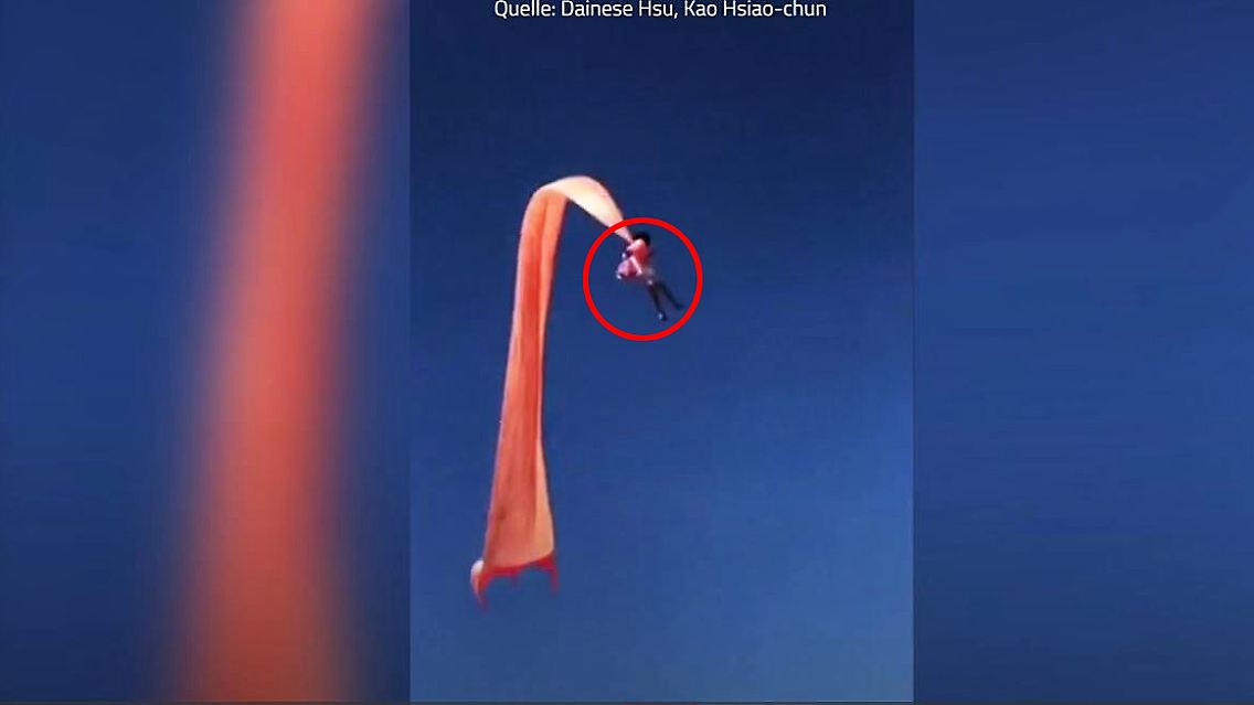 Drache schleudert Mädchen Kreis.jpg