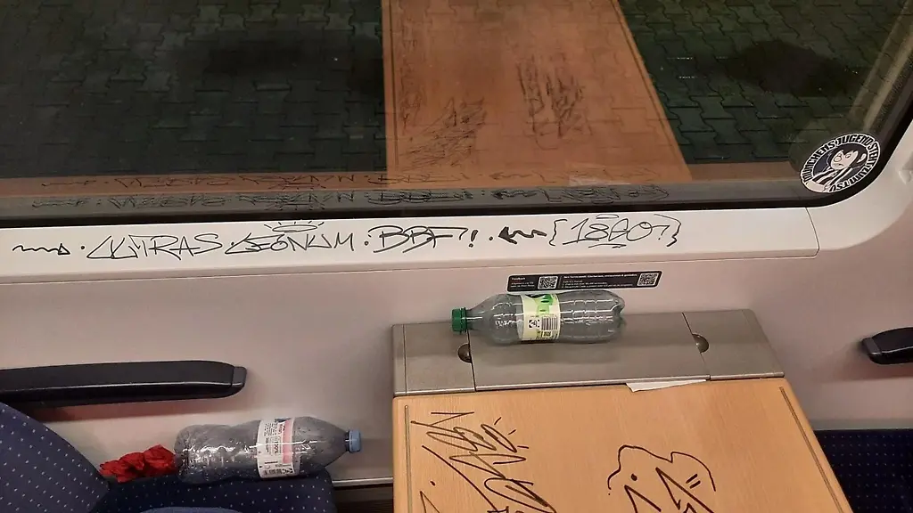 Die-Einsatzkraefte-dokumentierten-den-Schaden-im-ICE