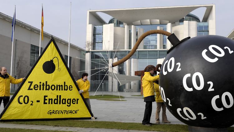 Greenpeace-Umweltschützer protestieren gegen die Einlagerung von Kohlendioxid unter der Erde. 