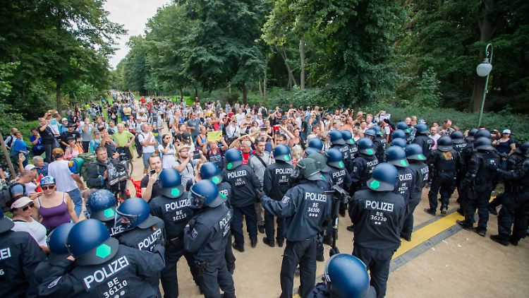 An der Siegessäule löste die Polizei eine Versammlung auf.