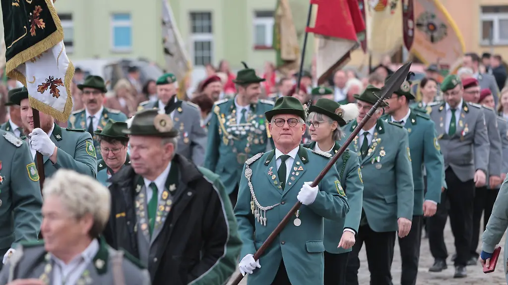 Rund-400-Teilnehmer-verschiedener-Schuetzenvereine-aus-Sachsen-Anhalt-zogen-mit-einem-Festumzug-durch-Halberstadt