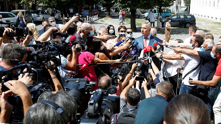 Auftritt nach der Stimmabgabe in der Hauptstadt Podgorica: Milo Djukanovic (r.).