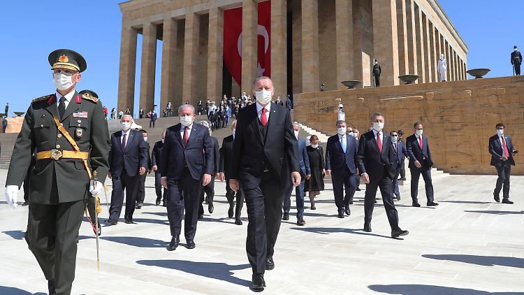 "Geldgierige und inkompetente Anführer": Recep Tayyip Erdogan urteilt über die Amtsinhaber in Athen und Paris.