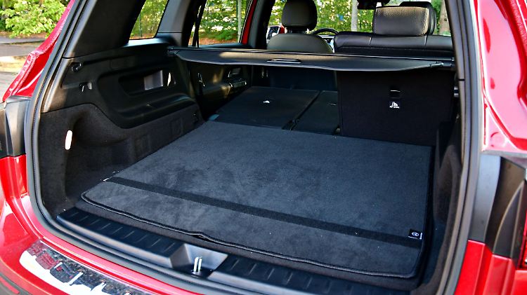Der Kofferraum des Mercedes GLB wirkt recht groß. Viel Platz wird aber im doppelten Ladeboden verschenkt.