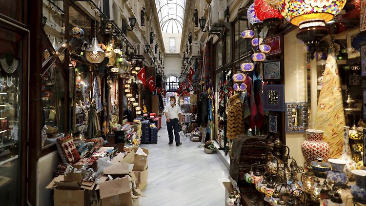 Die Touristen bleiben aus, zudem leidet die Türkei unter einer Währungskrise.