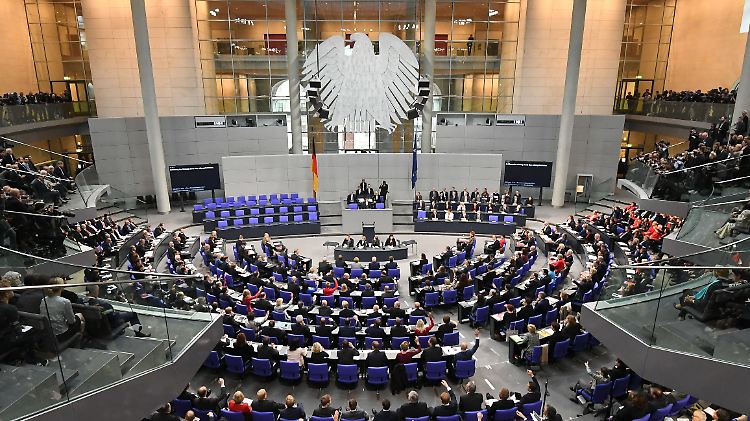 Der Bundestag soll kleiner werden. Nur hat die Koalition eine Reform auf die lange Bank geschoben.