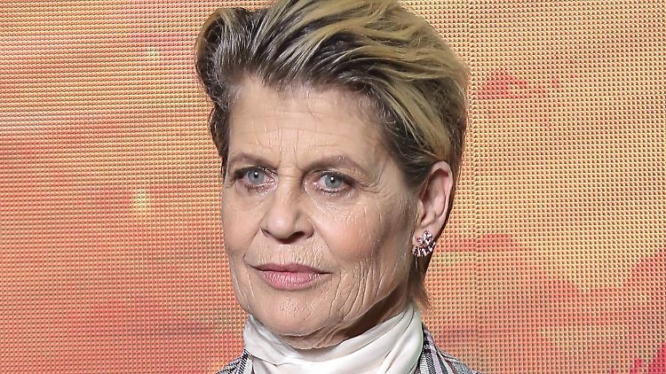 Linda Hamilton muss den plötzlich Tod ihrer Zwillingsschwester verkraften.