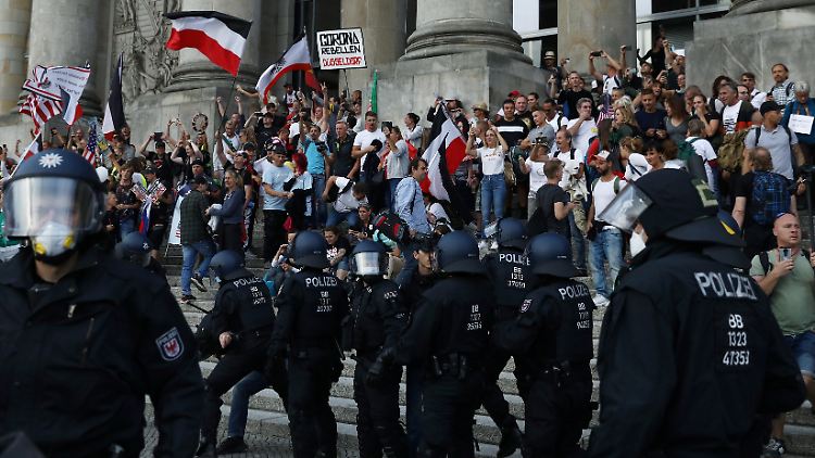 Reichsflaggen auf den Stufen des Parlaments - nicht nur für Bundespräsident Steinmeier eine Zumutung.