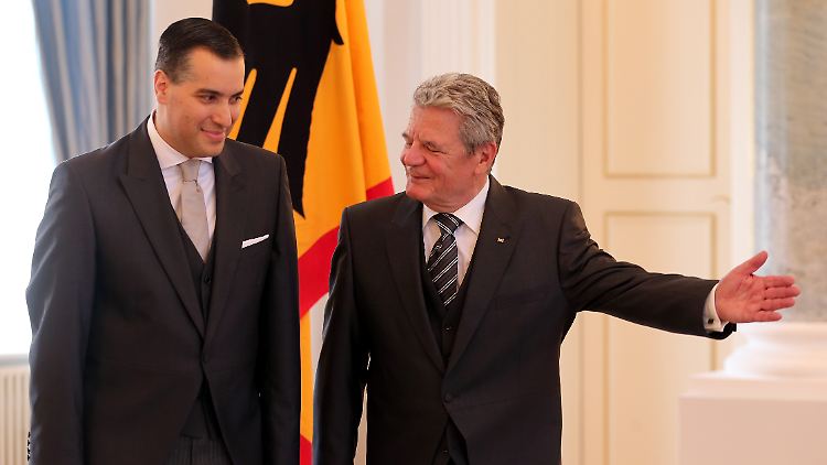 Bundespräsident Joachim Gauck (r) empfängt im Jahr 2013 im Schloss Bellevue den neuen Botschafter aus dem Libanon in Deutschland.