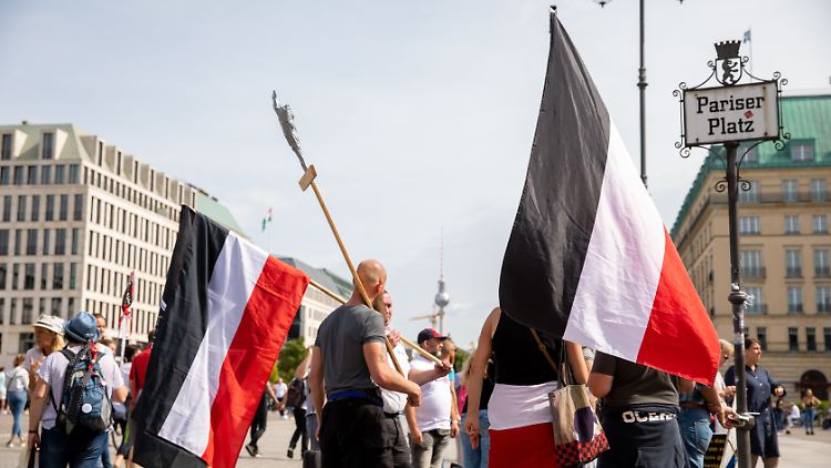 Künftig verboten: Reichsflaggen an einem Ort mit historischer Symbolkraft.
