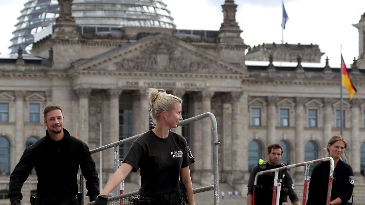 Nach dem Demo-Wochenende werden die Absperrungen vor dem Sitz des Bundestages wieder geräumt.