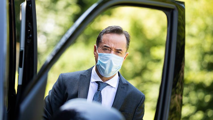 Jan Josef Liefers dreht schon wieder für den "Tatort", ist aber abseits der Kamera mit Mund-Nase-Schutz am Set.