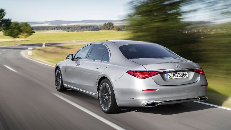 Auch das Heck der neuen Mercedes S-Klasse wirkt schlanker als beim Vorgänger.